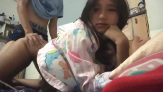 Bokep SMP bocil paksa adik cantik ngewe sebelum tidur